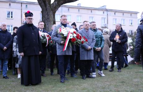 składanie wiązanek kwiatów przy dębie poświęconym ofiarom katastrofy