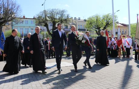 składanie kwiatów przy pomniku św. Wojciecha