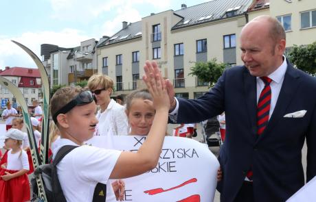 Burmistrz Sławomir Kowalewski z uczniami