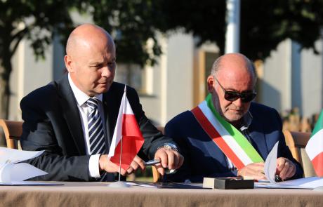 Sławomir Kowalewski i Claudio de Collibus podczas podpisywania Manifestu Pokoju w Mławie w 2019 roku
