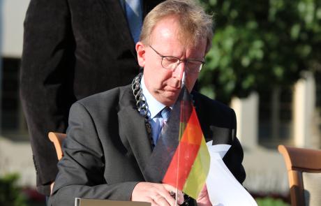 Matthias Baaß podczas podpisywania Manifestu Pokoju w Mławie w 2019 r.