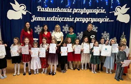 Konkurs kolęd i pastorałek. Brawo Zuzia! Brawo Kaja! z MPS nr 3
