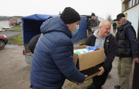 Rozładunek darów na terenie schroniska Mar-Kot