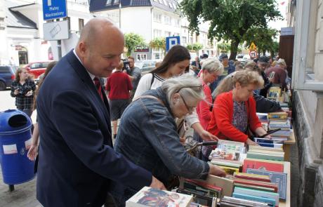 Miejska Biblioteka Publiczna rozdawała książki przed swoją siedzibą