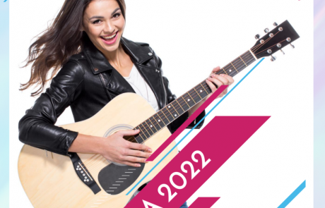 Młoda kobieta z gitarą