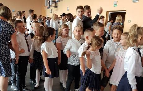 Uczniowie Szkoły Podstawowej nr 2 cieszą sie z powrotu do szkoły