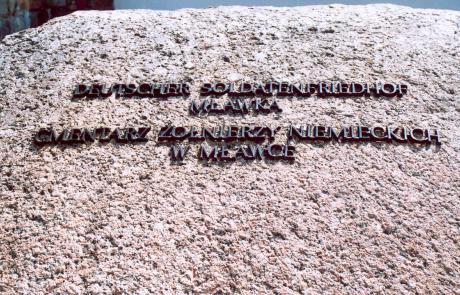 kamień z napisem: Cmentarz Żołnierzy Niemieckich w Mławce