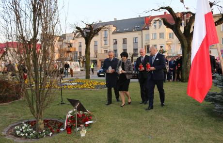 Burmistrz Mławy Sławomir Kowalewski wraz z delegacją składa kwiaty i znicze pod Dębem Pamięci (10 kwietnia 2018 r.) fot. Magda Grzywacz 