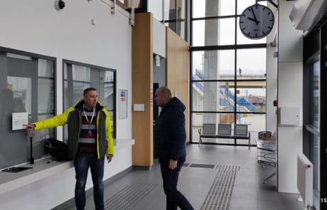 Prezes MPDM Mariusz Goździewski i burmistrz Sławomir Kowalewski na dworcu zintegrowanym