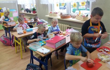 dzieci w klasie przygotowują sałatki