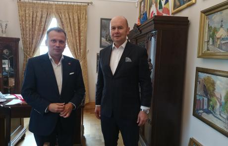 Profesor Rafał Wiśniewski i burmistrz Sławomir Kowalewski współpracują na rzecz kultury wyższej