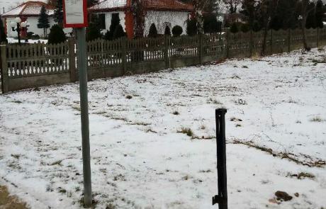 Przystanek przy ul. Gdyńskiej i słup po koszu