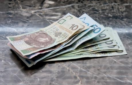Banknoty złotych polskich na blacie