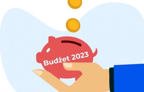 skarbonka i wpadające do niej monety