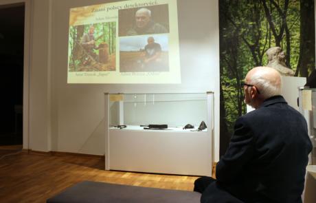 mężczyzna oglądający prezentację multimedialną