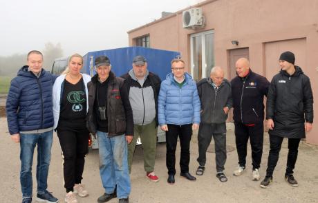 uczestnicy przekazania wsparcia rzeczowego
