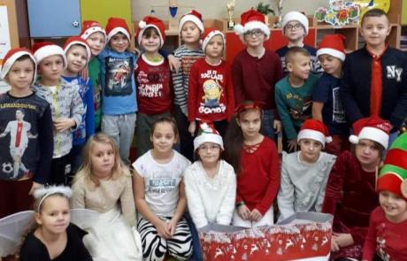 pamiątkowe zdjęcie po wizycie Mikołaja