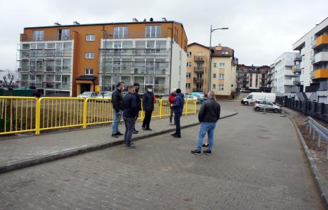 Droga łącząca ulice Smolarnia i Grzebskiego wraz z grupą osób dokonujących odbioru technicznego