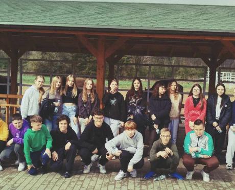 Ekologiczna przygoda uczniów SP nr 3 w Mławie – edukacyjna wyprawa do zagrody żubrów