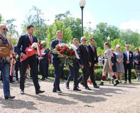 Kwiaty składają przedstawiciele samorządu Miasta Mława
