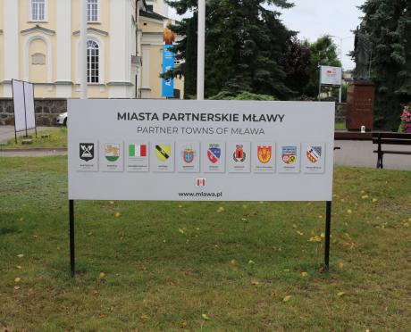 tablica miast parnerskich przy mławskim ratuszu