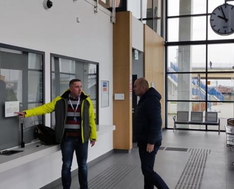 Prezes MPDM Mariusz Goździewski i burmistrz Sławomir Kowalewski na dworcu zintegrowanym