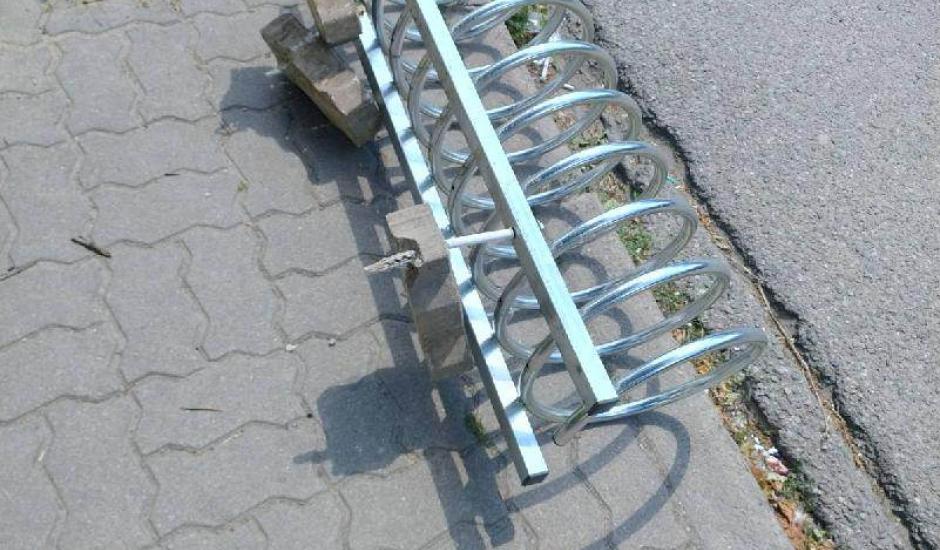 wyrwany stojak na rowery