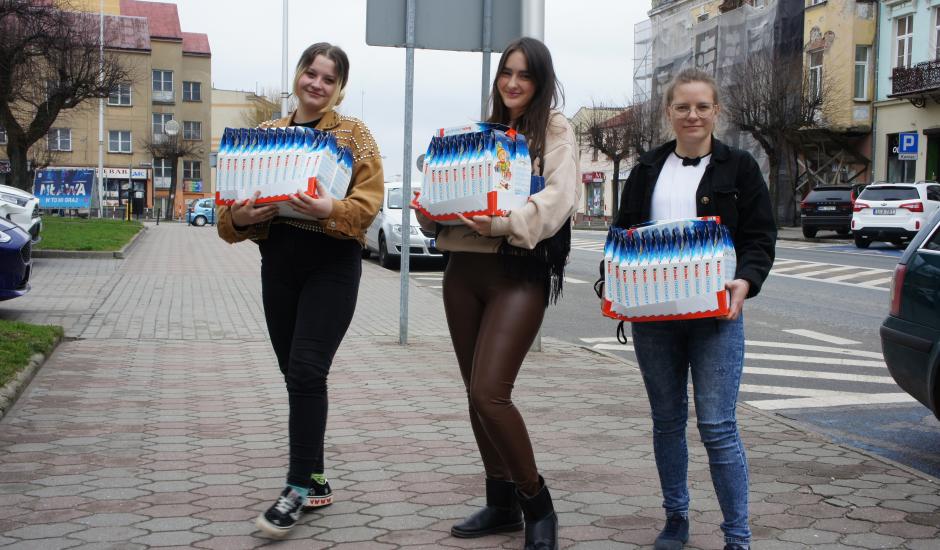 pracowniczki Urzędu Miasta Mława przenoszą paczki czekolady