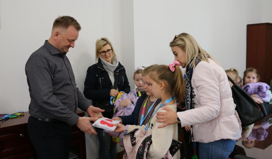 Uczniowie klasy Ib wręczają burmistrzowi Piotrowi Jankowskiemu laurki