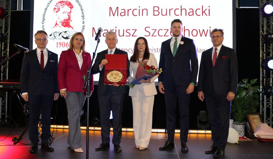 Przedstawiciele samorządu Miasta Mława z dyrekcją I LO