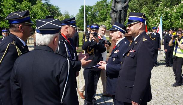 Oficjalne przekazanie nowych wozów mławskim strażakom