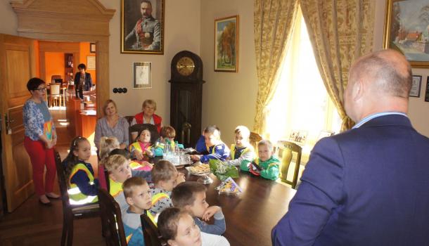 Przedszkolaki w gabinecie burmistrza