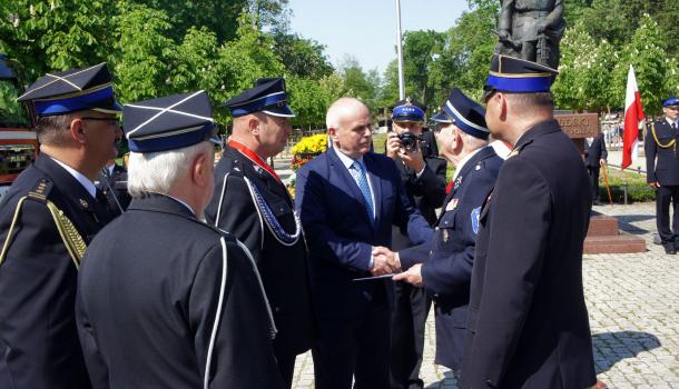 Oficjalne przekazanie nowych wozów mławskim strażakom