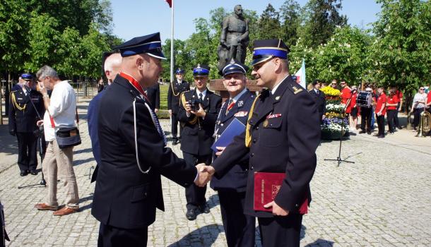 Oficjalne przekazanie nowych wozów mławskim strażakom