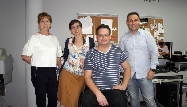 06 - Karol na pamiątkowym zdjęciu z Alicją Murawską, Anną Rozwadowską-Rusiniak z Fundacji SUEZ i Polikarpem Kawalcem