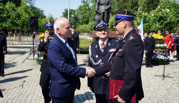 Oficjalne przekazanie nowych wozów mławskim strażakom