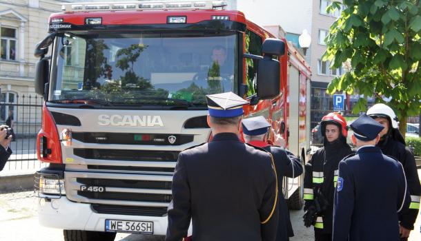 Pojazdy poświęcił ks. Jerzy Piątek