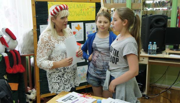 Efekty pracy uczniów podziwiała i komentowała Monika Sawicka