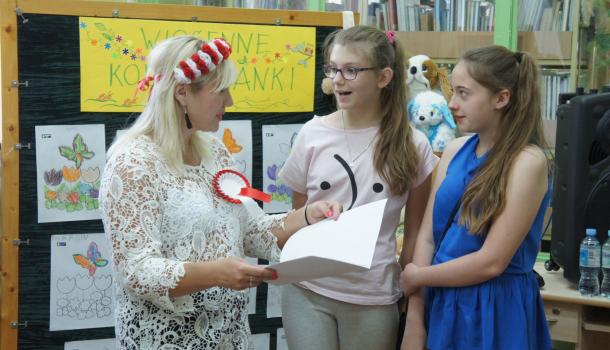 10 - Efekty pracy uczniów podziwiała i komentowała Monika Sawicka