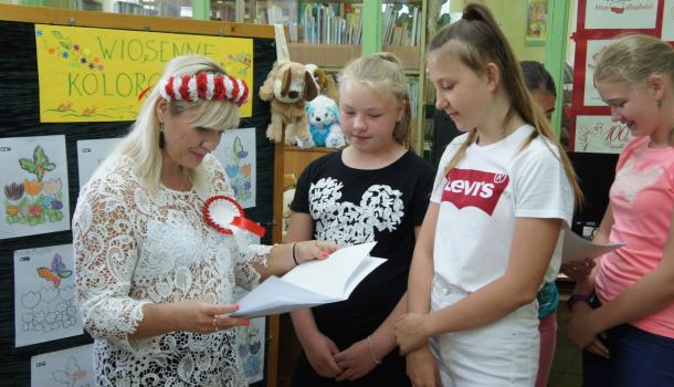 Efekty pracy uczniów podziwiała i komentowała Monika Sawicka
