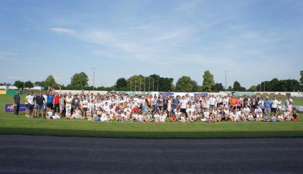 12 - Pamiątkowa fotografia na stadionie (Copy)