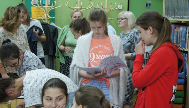 Efekty pracy uczniów podziwiała i komentowała Monika Sawicka