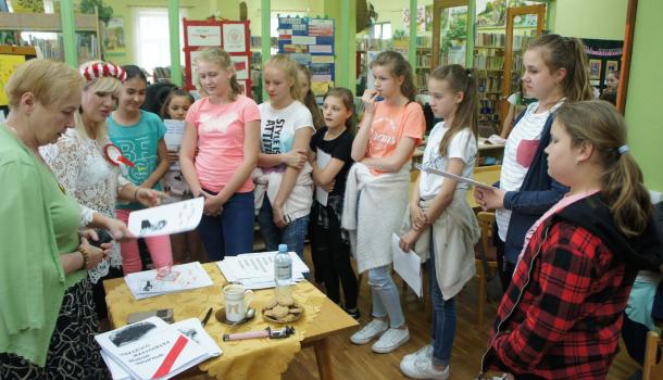 Efekty pracy uczniów podziwiała i komentowała Monika Sawicka