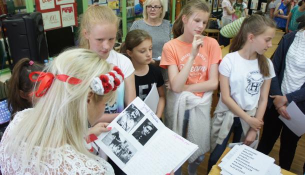 Efekty pracy uczniów podziwiała i komentowała Monika Sawicka
