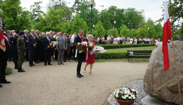 17 - Delegacje składają kwiaty pod Dębem Niepodległości