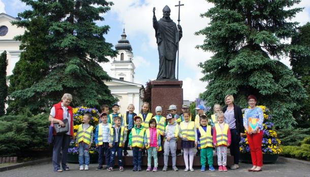Pamiątkowe zdjęcie przy pomniku patrona miasta