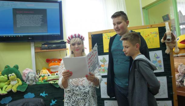 Efekty pracy uczniów podziwiała i komentowała Monika Sawicka