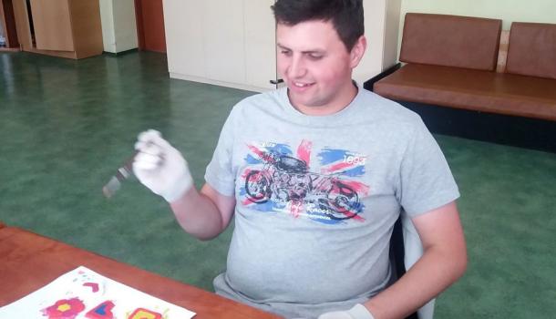 18 - Podopieczni stowarzyszenia Serce za serce tworzą piękne, barwne prace