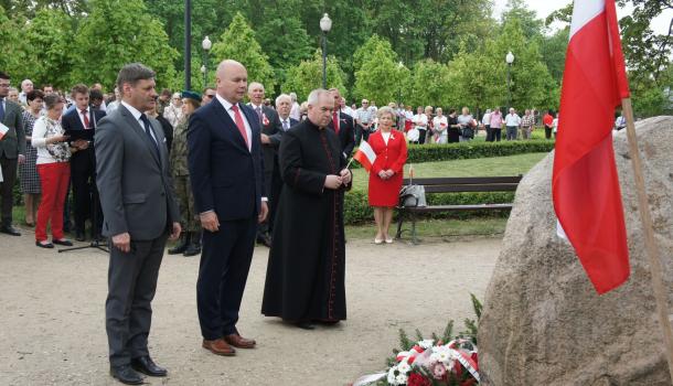 19 - Delegacje składają kwiaty pod Dębem Niepodległości