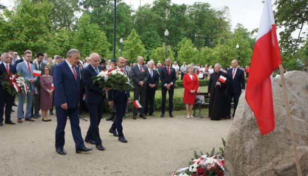 20 - Delegacje składają kwiaty pod Dębem Niepodległości